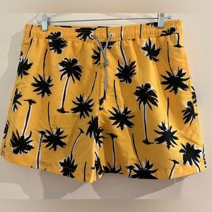 MEN’S MAAMGIC SZ 2XL MESH LINED SWIM/WORKOUT TRUNKS. YELLOW W/ BLACK PALM TREES